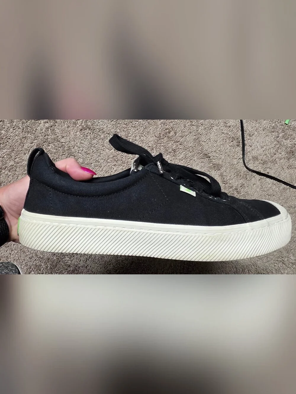 Cariuma Women's Black Canvas Low-Top Sneakers